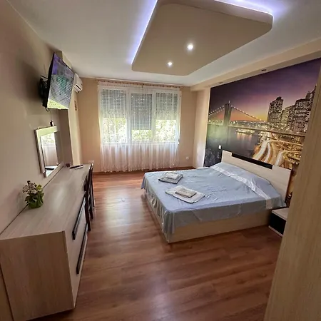 Charming With Balcony شقة *